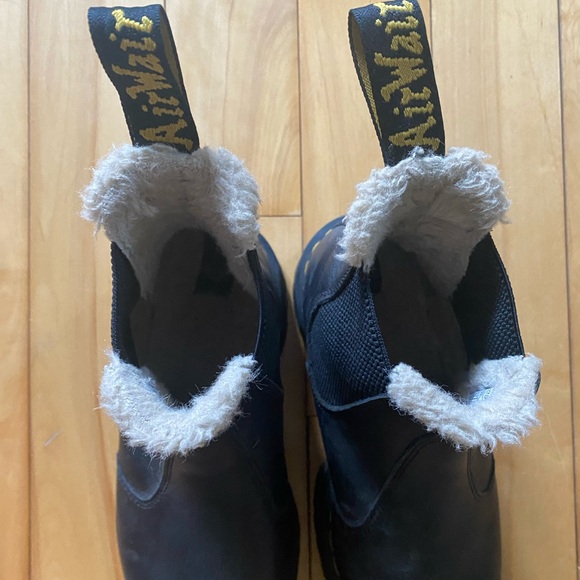 SOLD - Doc Martens Faux Fur Lined Leather Platform Chelsea Boot - Picture 2 of 7